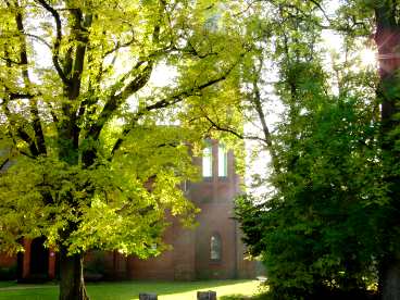 Nebenan die St. Laurentiuskirche 